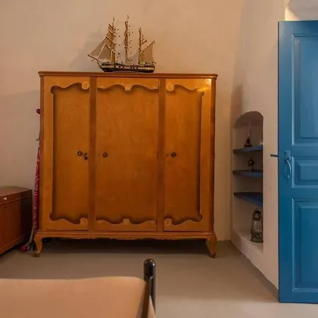 Easy Going Santorini House Апартаменты *
